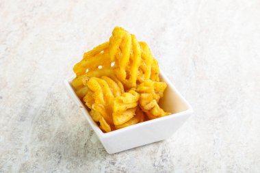 Lezzetli kızarmış patates dilimi kasede