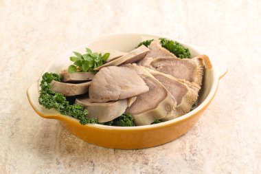 Dilimlenmiş domuz dili aperatifi. Fesleğen servis edildi.