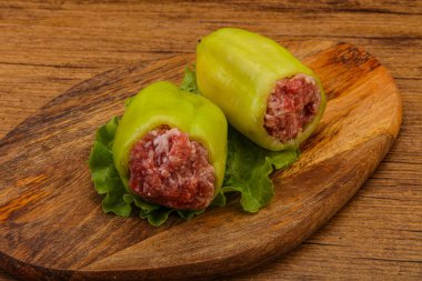 Pişirmek için çiğ biber ve et.