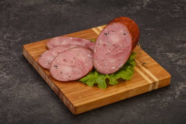 Baharatlı ve otlu füme jambon.