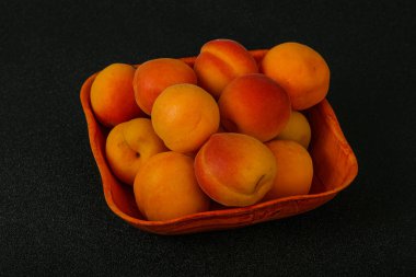 Taze, tatlı, birkaç kayısı meyvesi.