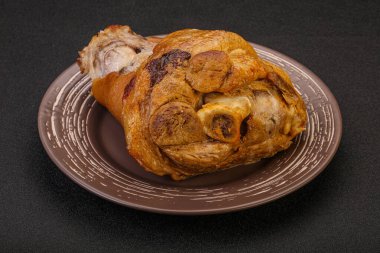 Baharatlı ve otlu domuz budu.