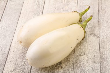 Olgun ve lezzetli organik patlıcan veya patlıcan