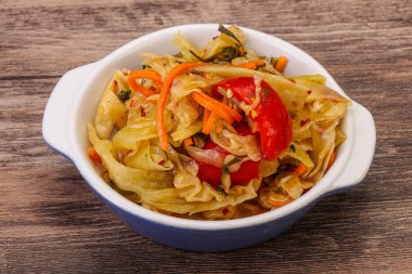 Havuçlu ve biberli baharatlı lahana turşusu.