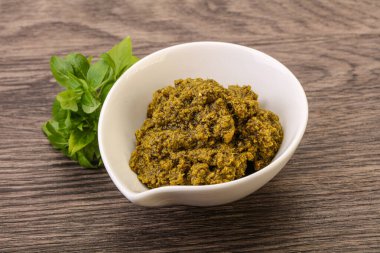 Fesleğen ve sedir fıstıklı yeşil sos sosu.