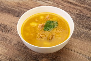 Füme et ve sebzeli bezelye çorbası.