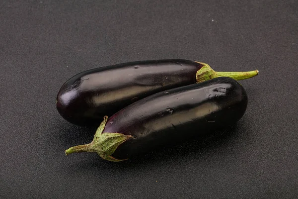 Dos Berenjenas Crudas Maduras Aisladas Para Cocinar —  Fotos de Stock