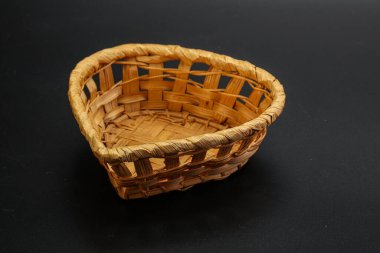 Siyah arkaplanda servis yapmak için doğal hasır masa takımı