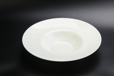 Siyah arkaplanda makarna için boş beyaz tabak