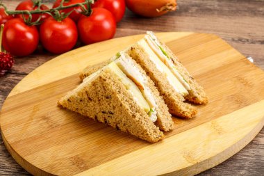 Tavuk göğsü ve peynirli kulüp sandviçi.