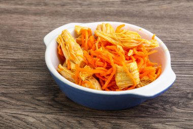 Havuçlu ve baharatlı Kore soya kuşkonmazı.