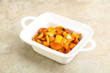 Baharatlı salamura bal mantarı kasede.