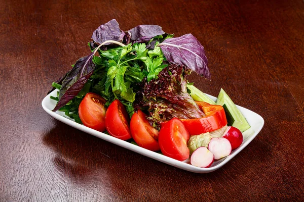 Ensalada Con Verduras Rodajas Tomate Rábano Pepino — Foto de Stock