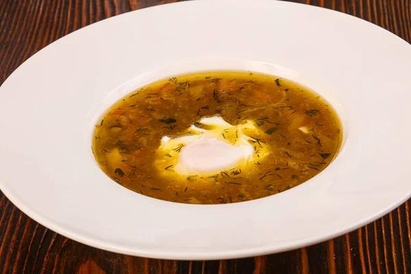 Sopa Pollo Con Huevo Escalfado Hierbas — Foto de Stock