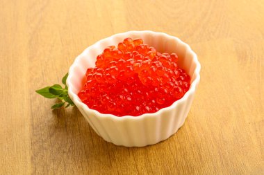 Rus kırmızı havyarı kasede.