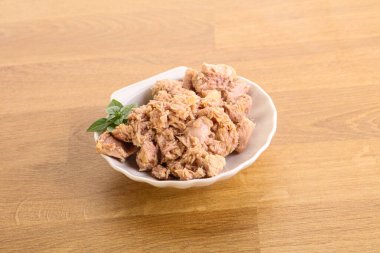 Kavanozda yağlı konserve ton balığı.