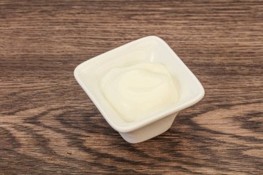 Süt ekşi krema kasede