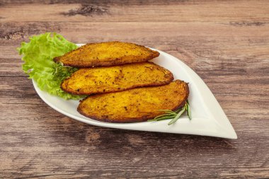 Fırında patates ve biberiye servis edilen baharatlar.