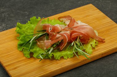 Biberiyeli dilimlenmiş domuz eti.