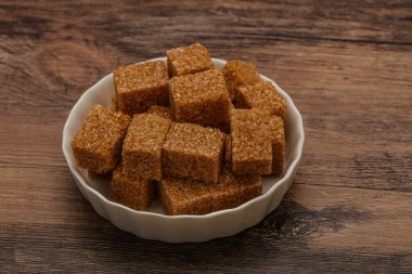 Kahverengi baston şeker yavruları kasede