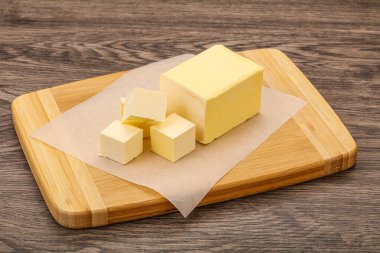 Sütlü doğal sarı tereyağı.