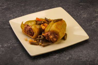Doldurulmuş dolma dolma biber, et ve pilav.