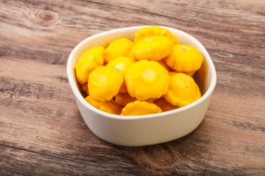 Kasede marine edilmiş bebek pastaları var.