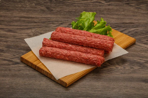 Rauwe Rundvleesworstjes Met Specerijen Voor Grill — Stockfoto