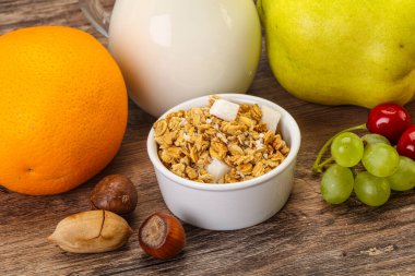 Organik granola ve sütle kahvaltı