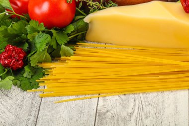 Çiğ İtalyan spagetti yığını, peynir ve sebzeli.