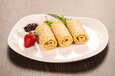 Meyve reçelli krep çilekli.