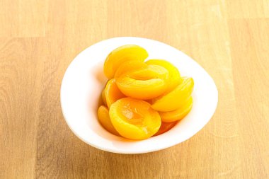 Kayısı konservesi, tatlı tatlı tatlı kasede