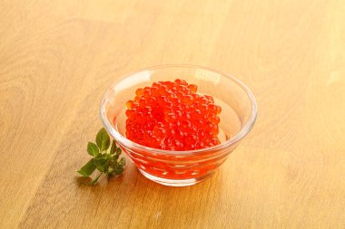 Rus kırmızı havyarı kasede.