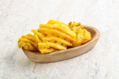 Lezzetli kızarmış patates dilimi kasede