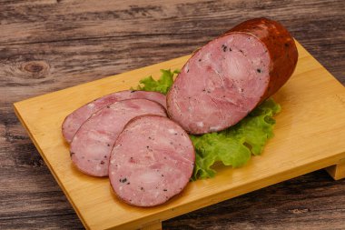 Baharatlı ve otlu füme jambon.