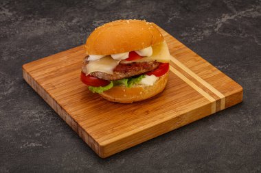 Lezzetli burger, ton balığı ve peynirli.