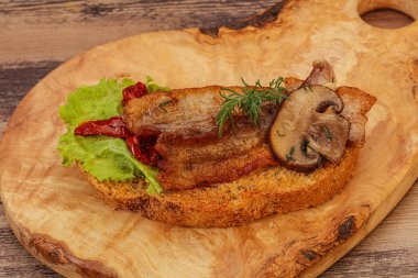 Pastırmalı, kurutulmuş domatesli ve mantarlı