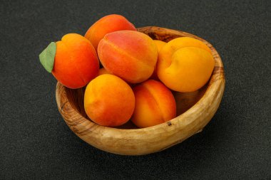 Taze, tatlı, birkaç kayısı meyvesi.