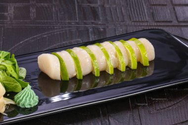 Çiğ deniz taraklı Japon mutfağı.