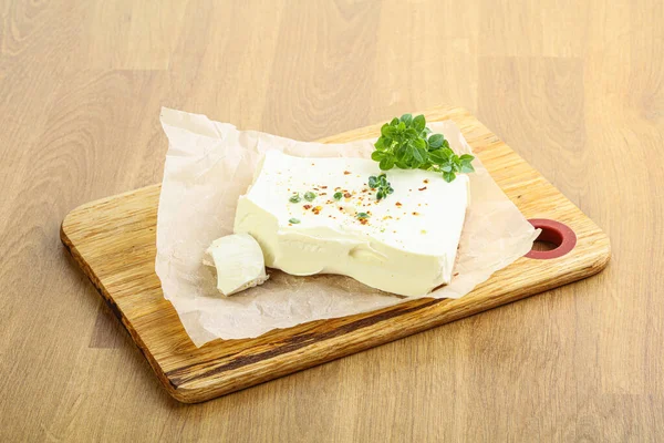 Griechischer Feta Käse Über Bord Serviert Kräuter — Stockfoto