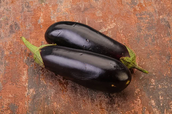 Deux Aubergines Crues Mûres Isolées Pour Cuisson — Photo