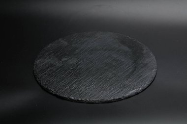 Mutfak için siyah taş bir tabak.