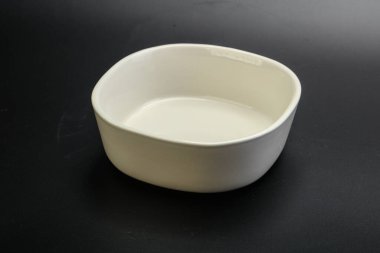 Siyahın üzerine servis için beyaz leke.