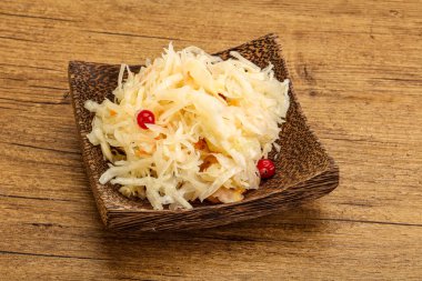 Lezzetli lahana turşusu ve yaban mersini kasesi