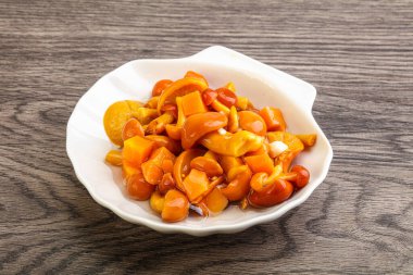 Baharatlı salamura bal mantarı kasede.