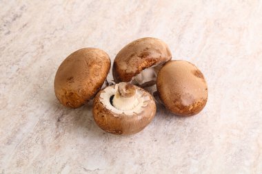 Çiğ kahverengi şampiyonlar yemek pişirmek için mantar yığını