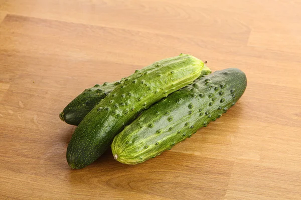 Fersh Sappige Groene Komkommers Hoop Geïsoleerd — Stockfoto