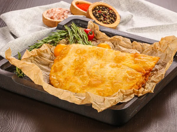 Geleneksel Rus atıştırması - Etli kızarmış Cheburek