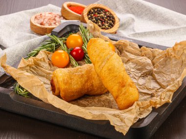 Sosis ve ekmekle fırında rulo.