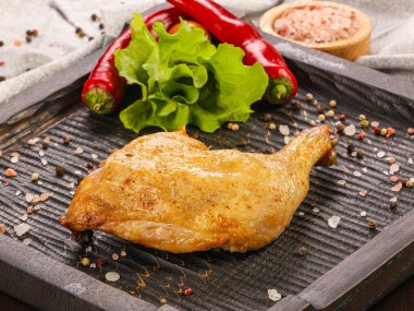 Otlar ve baharatlar kavrulmuş tavuk budu 